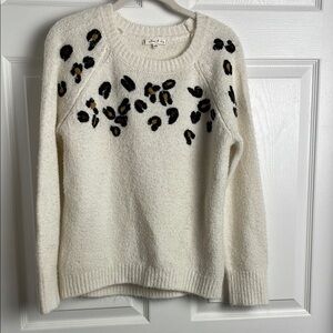 Willow & Clay Leopard Sweater XS Animal Print Cream Crew Long Sleeve